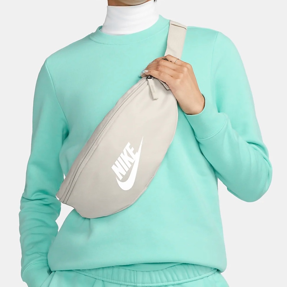Nike • Light Beige Heritage Waistpack (3L)